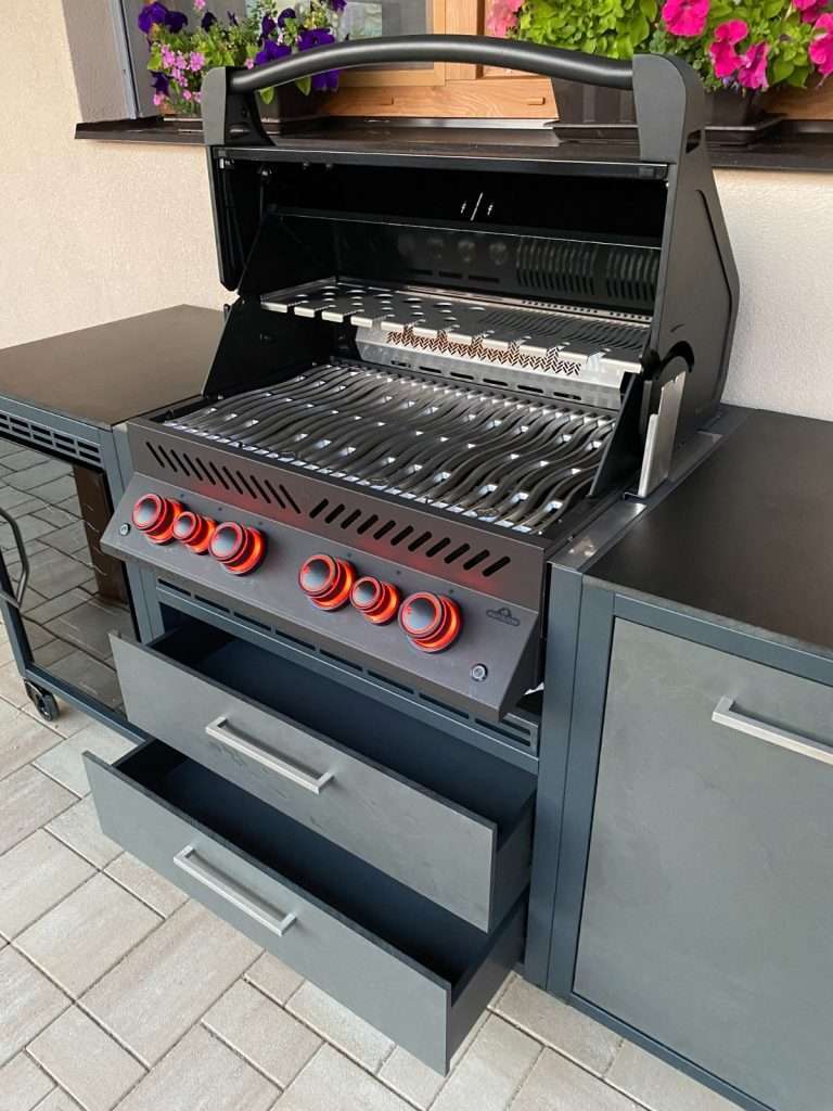 Aussenküche mit Kühlschrank und Napoleon Gasgrill der Serie Lucid - Kundenreferenz