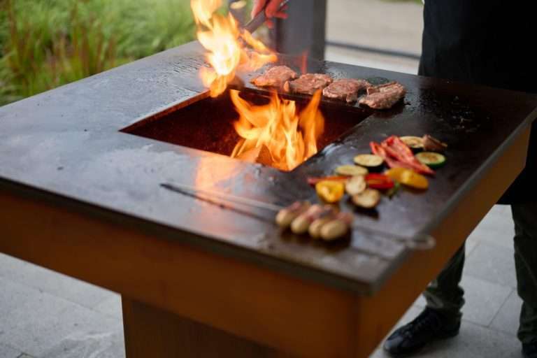 Feuergrill Grilo Q-High (square) mit Grillgut von Theiss